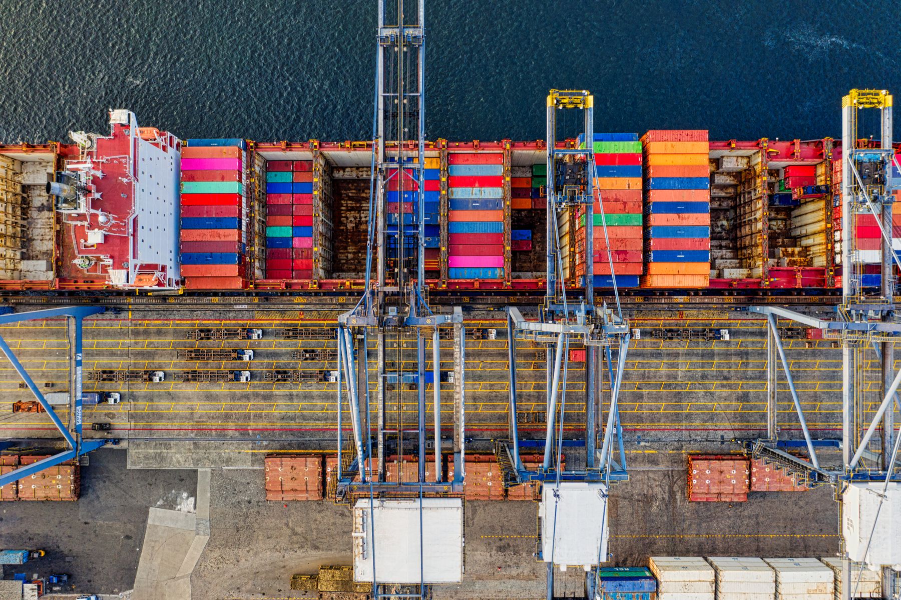 Vedere aeriană a unei nave portcontainer într-un terminal comercial